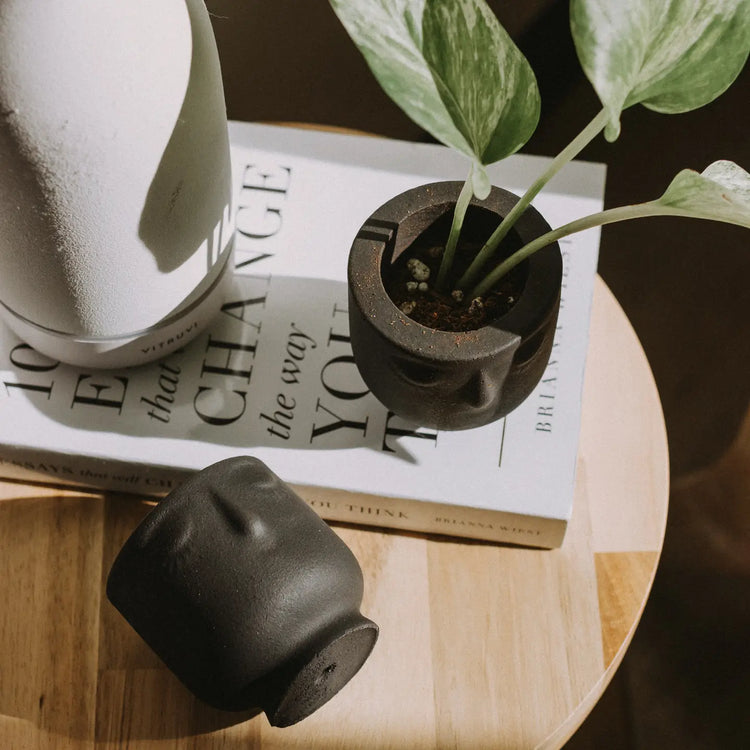 Mini Concrete Face Planter in Noir