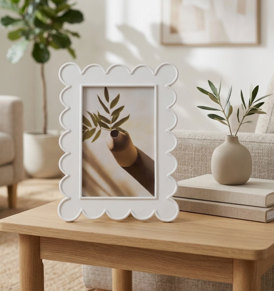 Photo Frame - White Resin Scalloped Edge