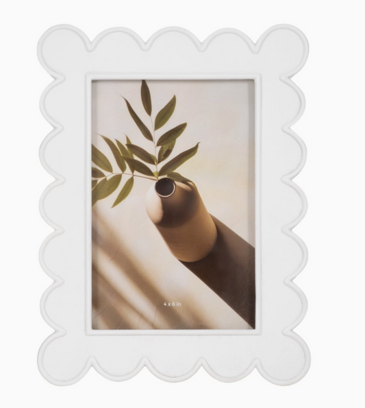 Photo Frame - White Resin Scalloped Edge